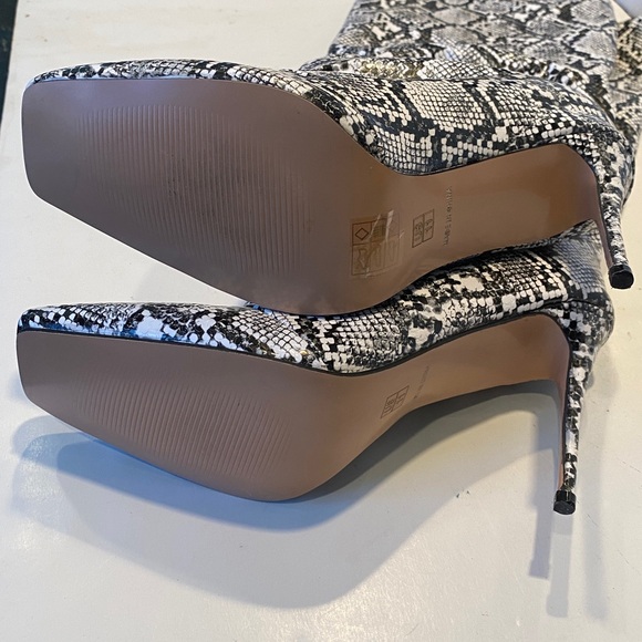 NWOT B/W Faux Snakeskin Stiletto Boots - Picture 7 of 7